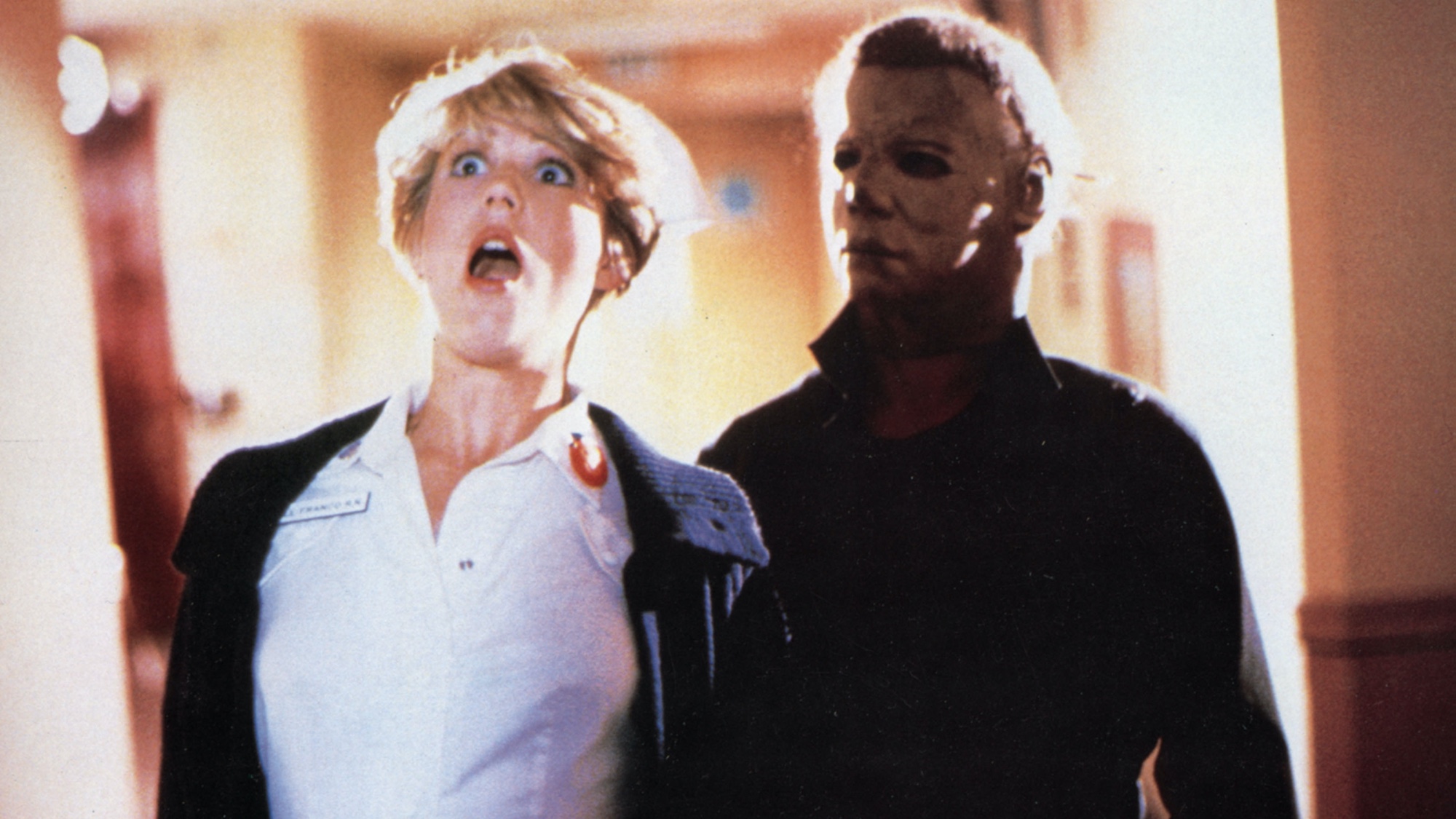 MIchael Myers matando a una enfermera en Halloween II