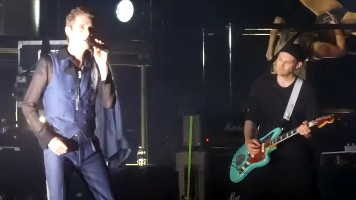 Jane&#039;s Addiction performing with Josh Klinghoffer