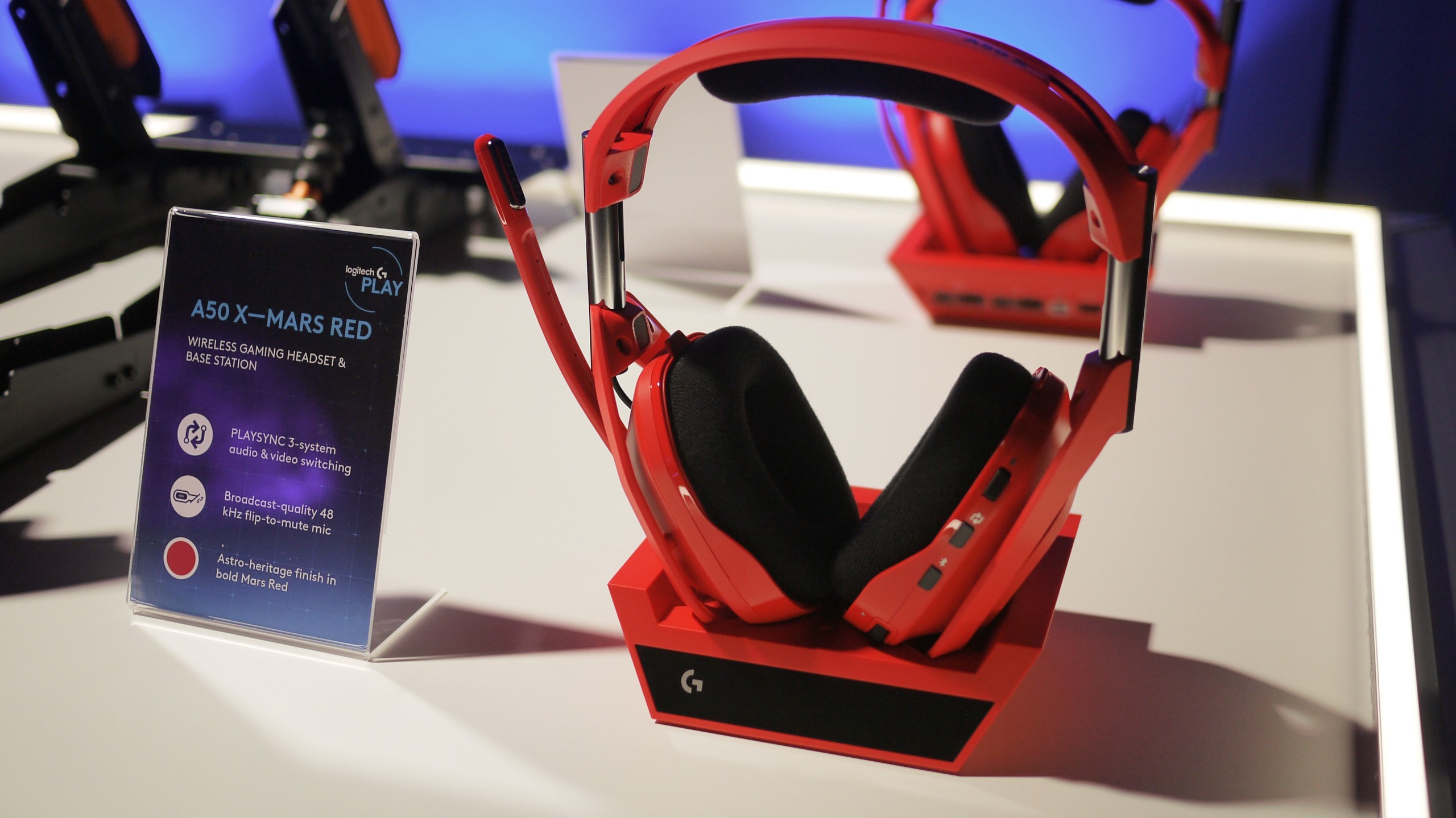 ASTRO A50 X Mars Red Edition st&amp;aring;r p&amp;aring; et bord