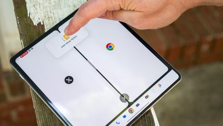 Using multiple apps at a time on a Motorola Razr Fold 2026