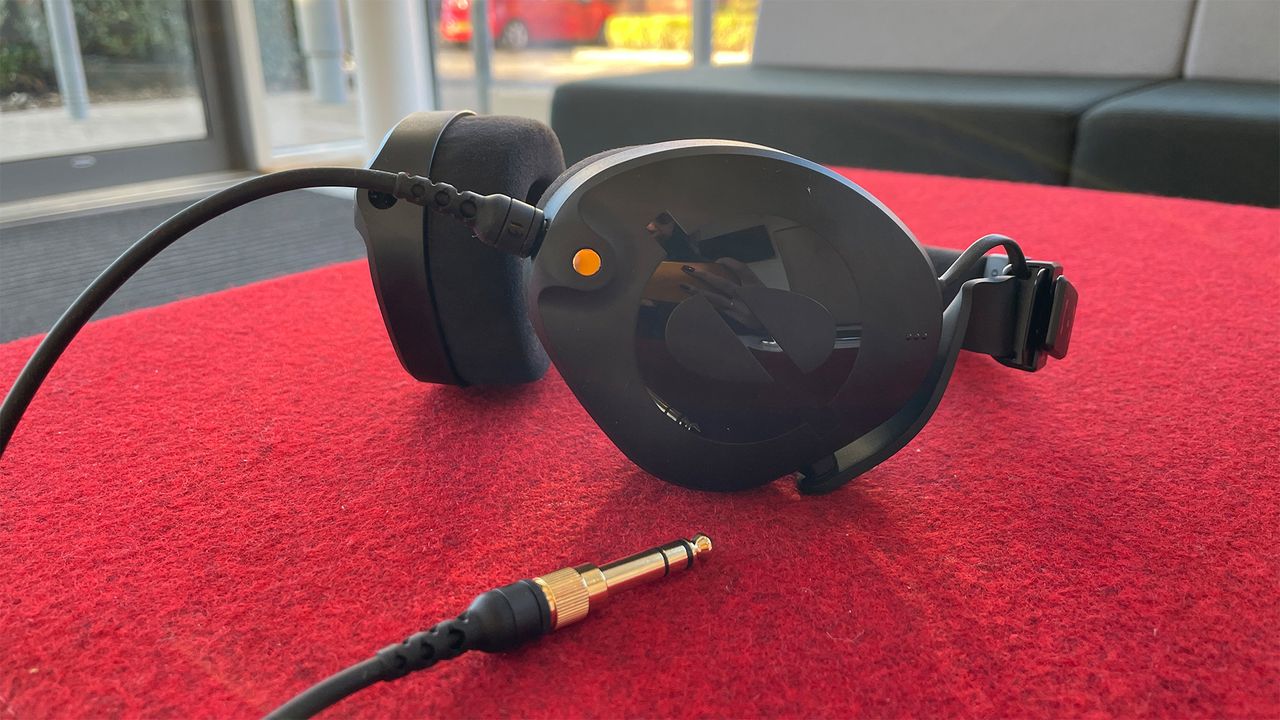 Wired headphones: R&oslash;de NTH-100
