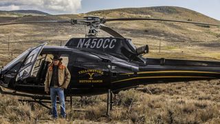 Jordejeren John Dutton står ved siden af sin helikopter i Yellowstone