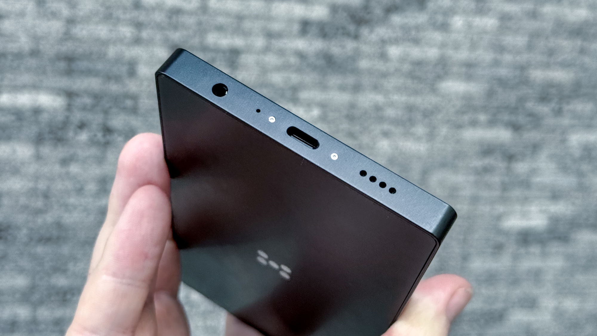 Minimal Phone bottom edge