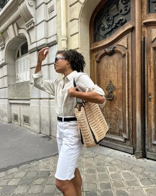 Die Influencerin trug weiße Jeansshorts.