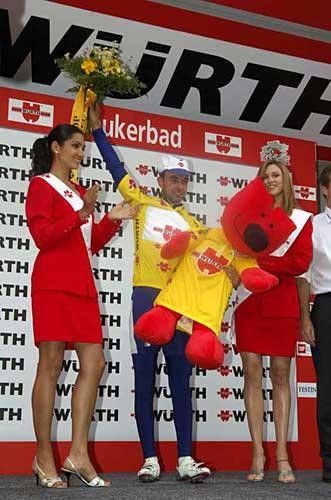 Angel Vicioso (W&uuml;rth) flanked by two Swiss beauties.