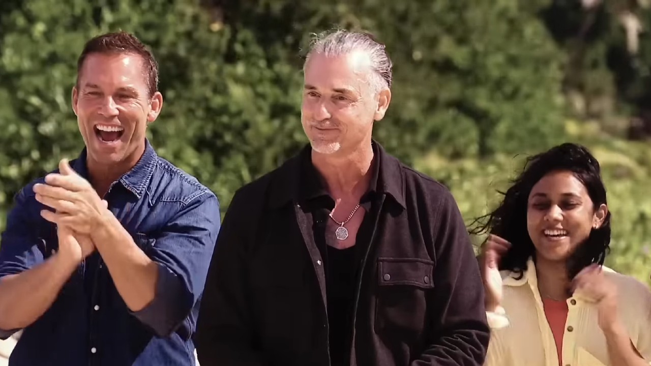 サバイバー50に立って応援するコルビー・ドナルドソン、コア・ウェイド、カミラ・カーティゲス。