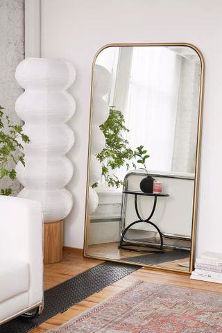 Mirror on floor with lamp