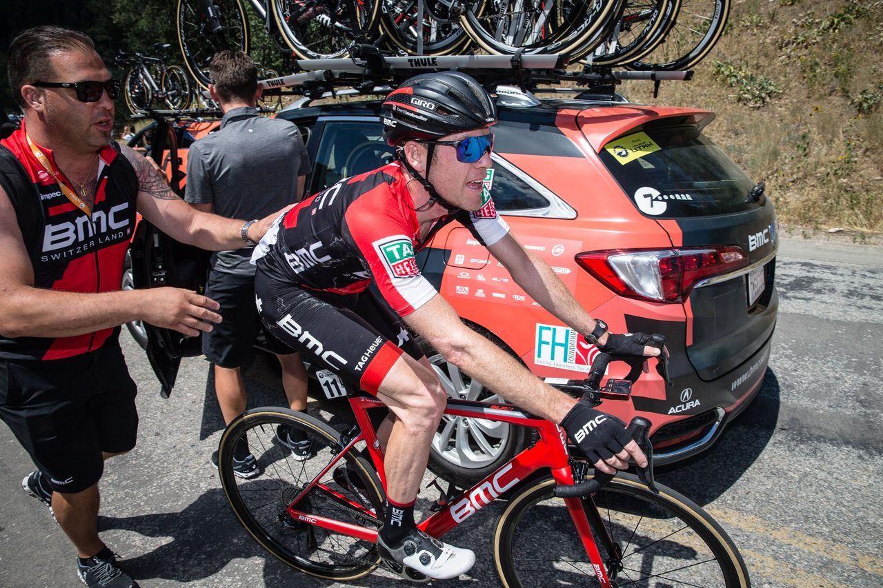 Brent Bookwalter (BMC) gets a helping ahnd