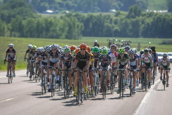 The women's field staying together early in the race.