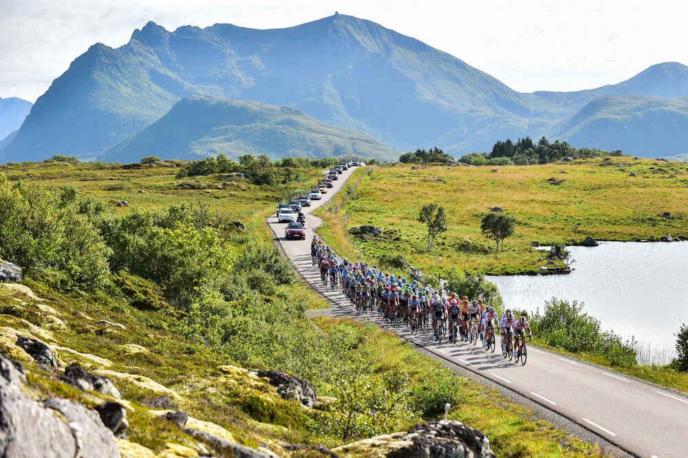 The peloton during stage 2