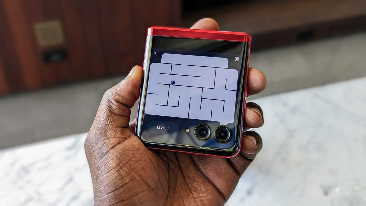 Motorola Razr+ cover screen game