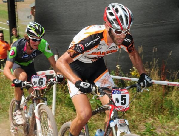 Sam Schultz (Gary Fisher/Subaru) on Geoff Kabush's (Team Maxxis-Rocky Mt.) wheel.
