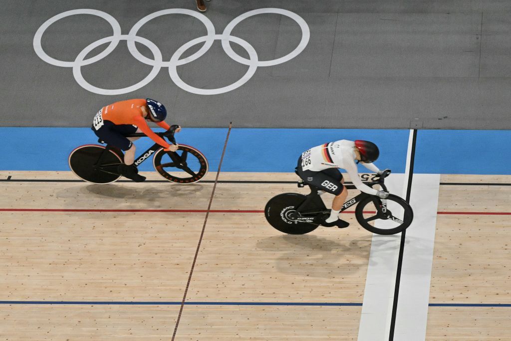 An overview shows Germany's Lea Sophie Friedrich (R) winning ahead of Netherlands' Hetty van de Wouw in a women's track cycling sprint semi-final decider of the Paris 2024 Olympic Games at the Saint-Quentin-en-Yvelines National Velodrome in Montigny-le-Bretonneux, south-west of Paris, on August 11, 2024. (Photo by Sebastien BOZON / AFP)