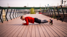 Core exercises for runners: Runner performing the plank
