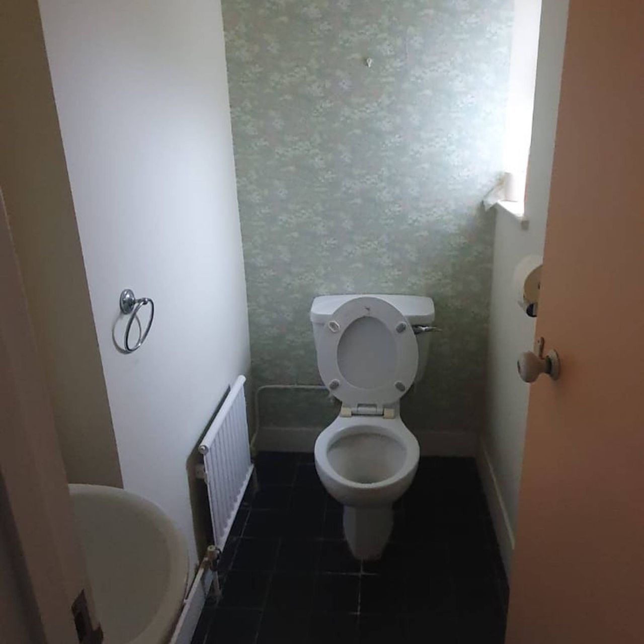 dated bathroom before remodelling