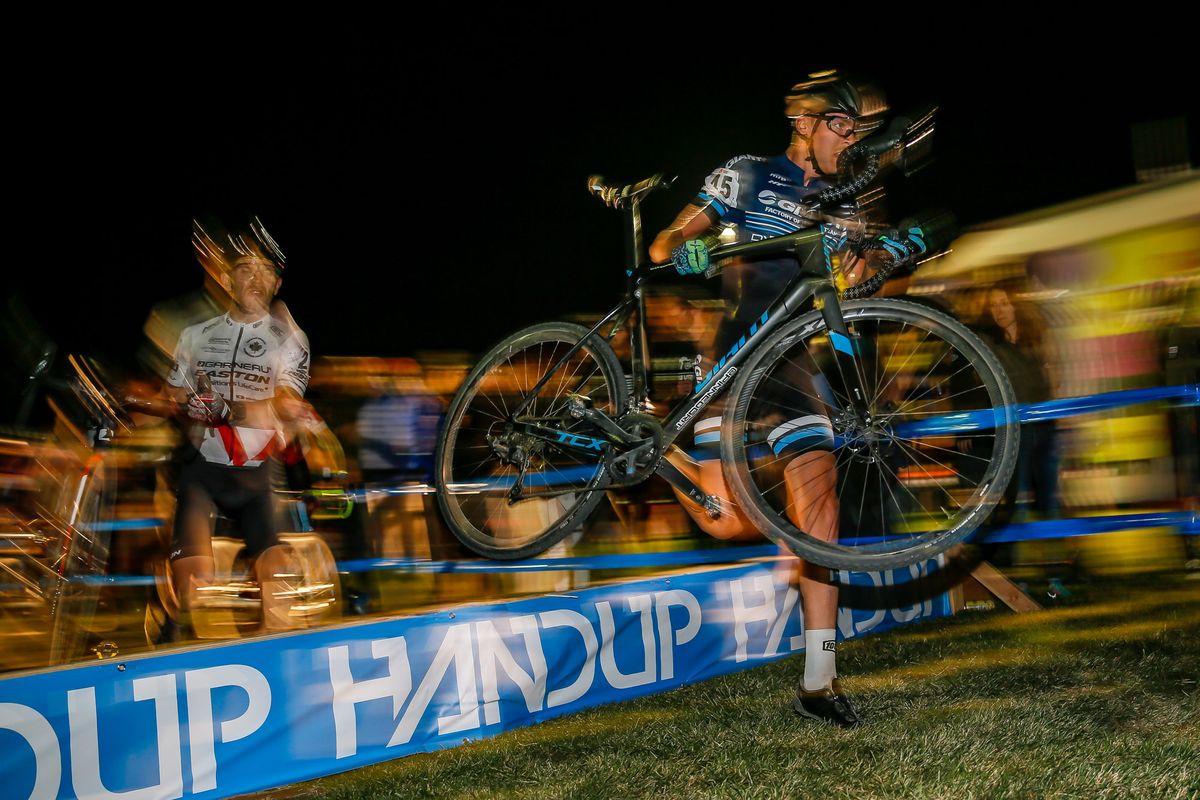 Stephan Davoust (Giant) leads Michael Van Den Ham (Garneau-Easton) through the barrier section