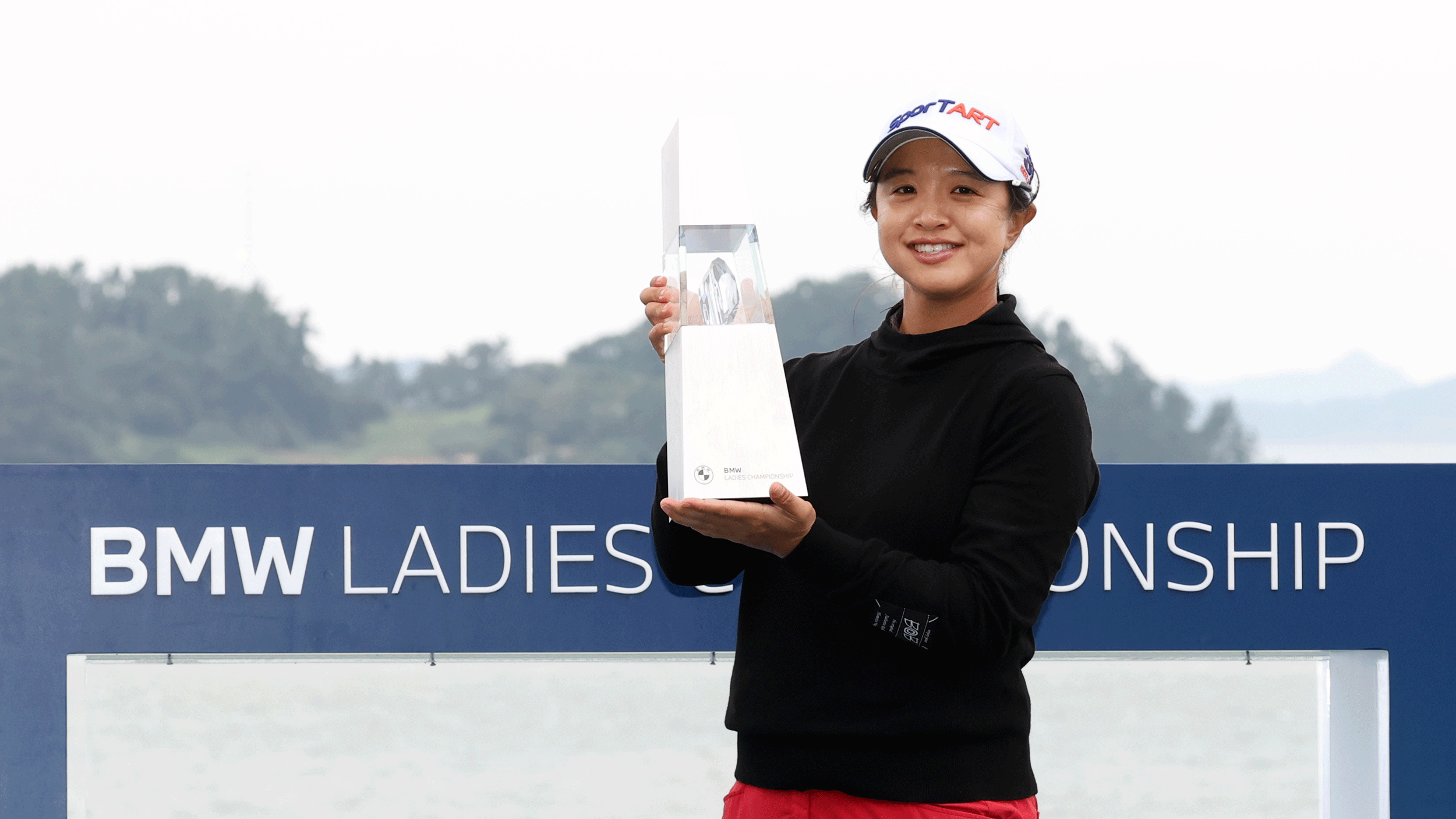 Sei Young Kim holds up the BMW Ladies Championship in 2025