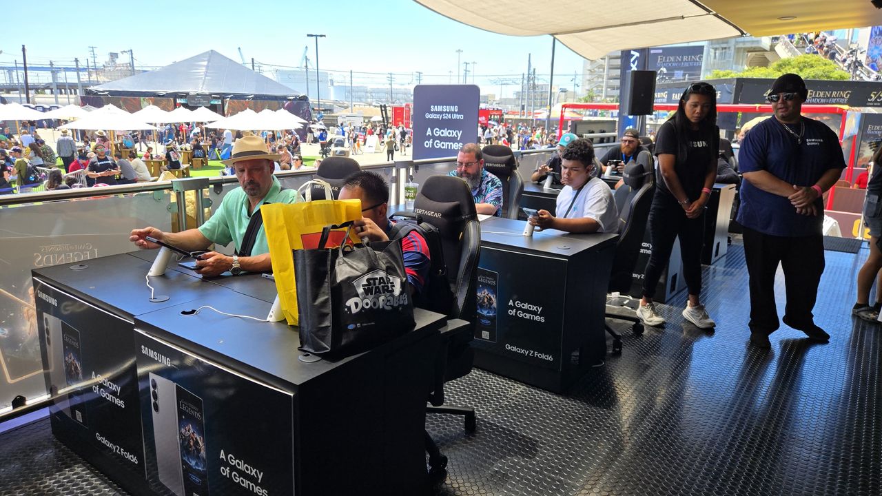 People playing games at Samsung's Comic-Con booth