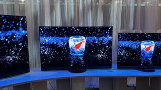 松下Z95A OLED电视在CES 2024展台上拍摄