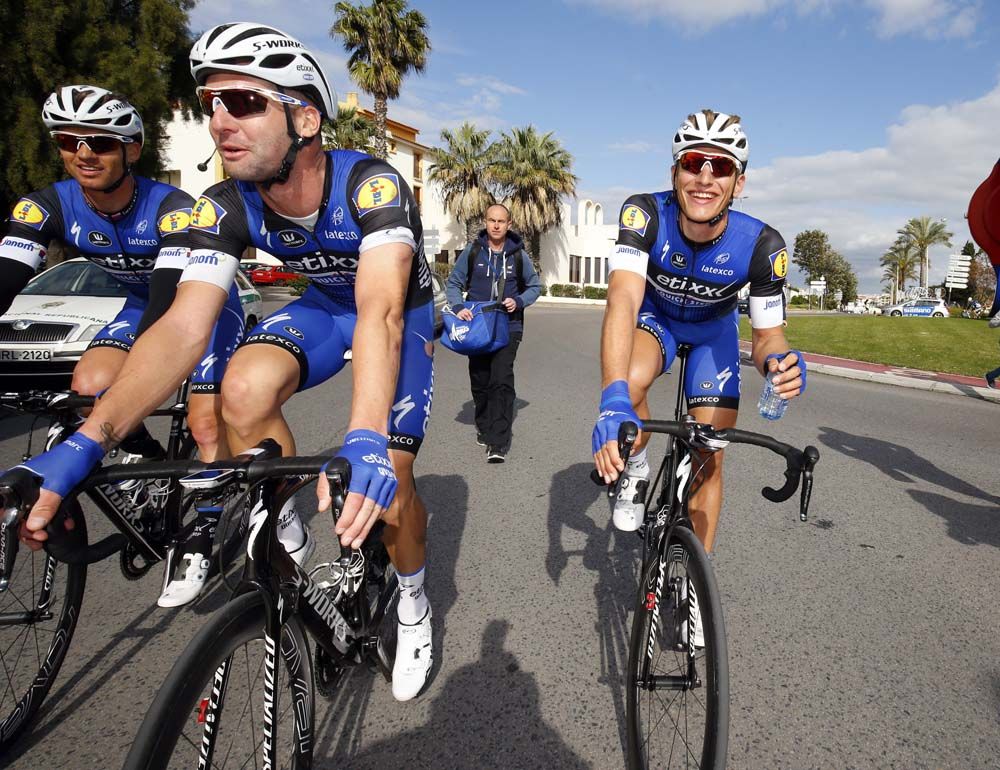 Marcel Kittel celebrates with his Etixx-QuickStep teammates