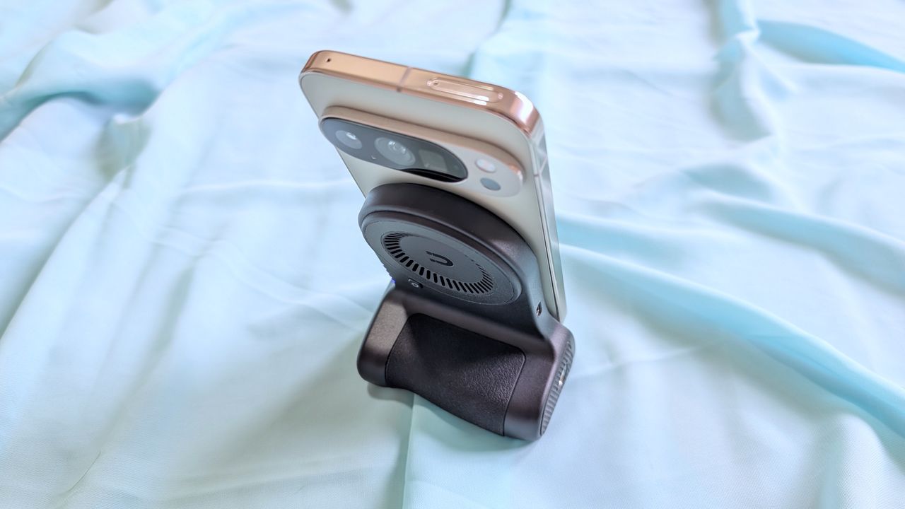 KraftGeek PowerShutter power bank stand