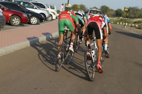 Only four remain from the leading group as they close on the finish