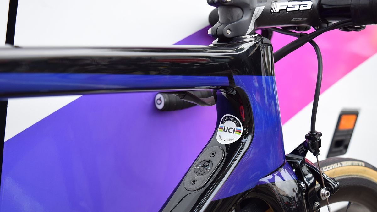 A lightweight carbon fibre plate is used to house the Di2 junction box in the down tube - a classy finishing touch