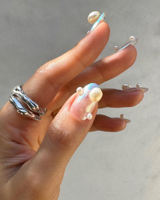 @betina_goldstein 3D pearl nail art