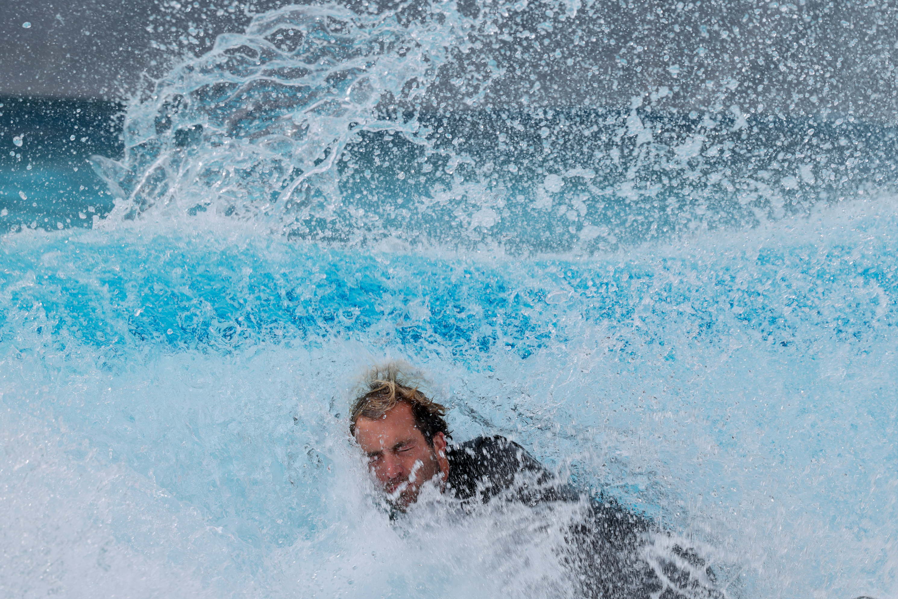 Foto de un surfista en el surf park.
