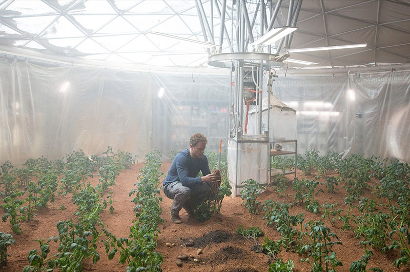 Mark Watney Grows Potatoes in &#039;The Martian&#039;