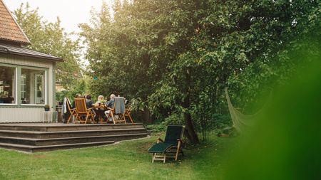 Garden dining with friends in backyard privacy - for article on backyard privacy mistakes