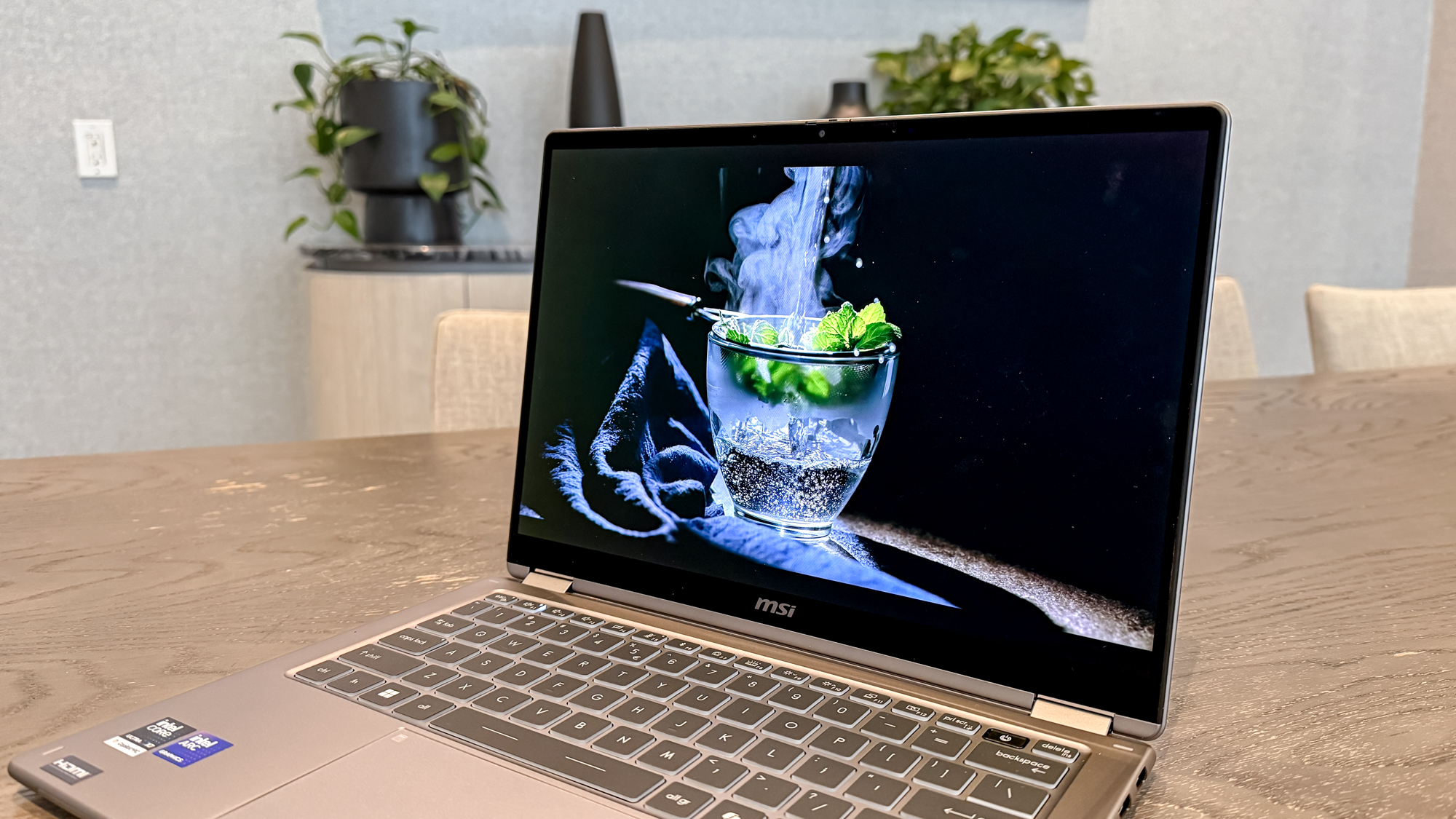 MSI Prestige 14 Flip AI+ display