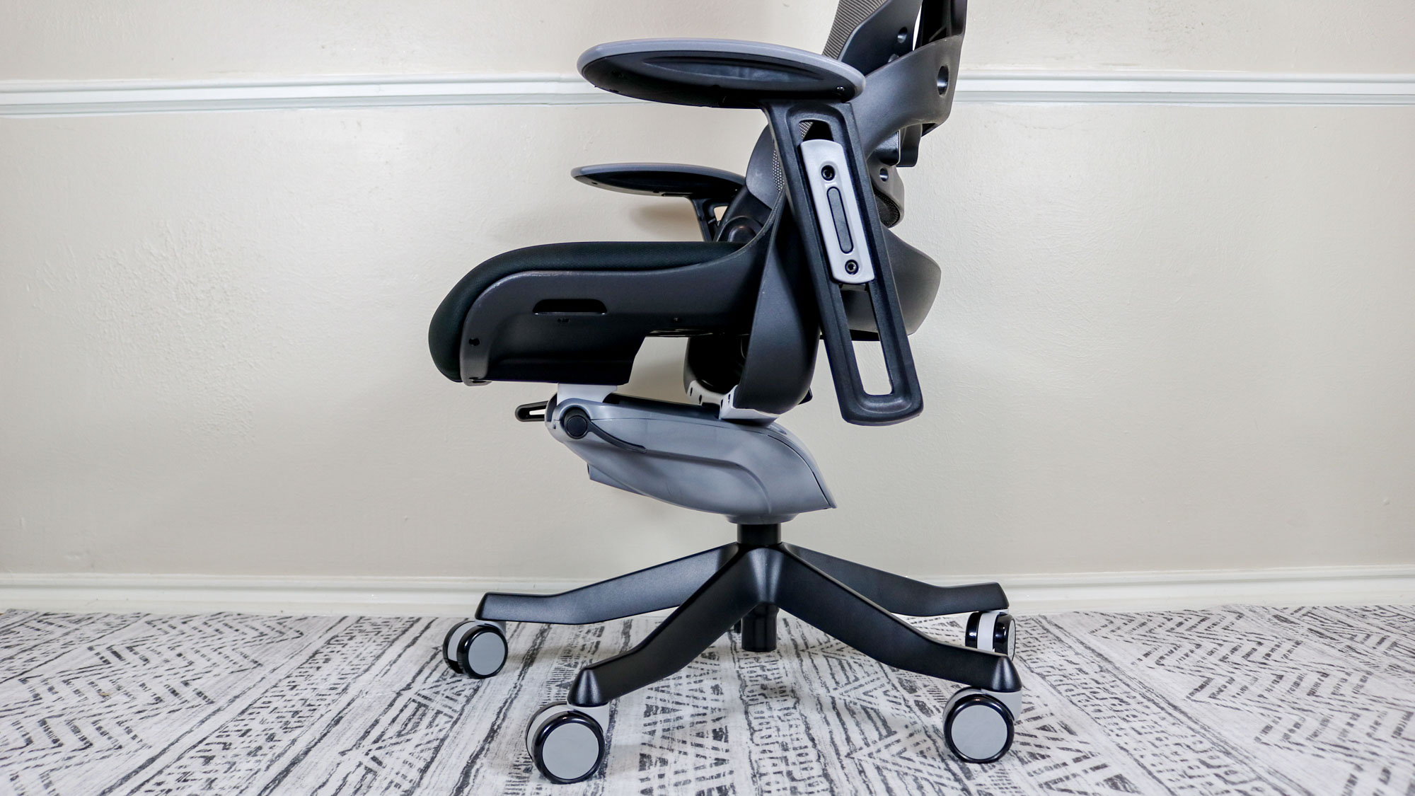 A side view showing the Uplift Pursuit's adjustment lever on the left side