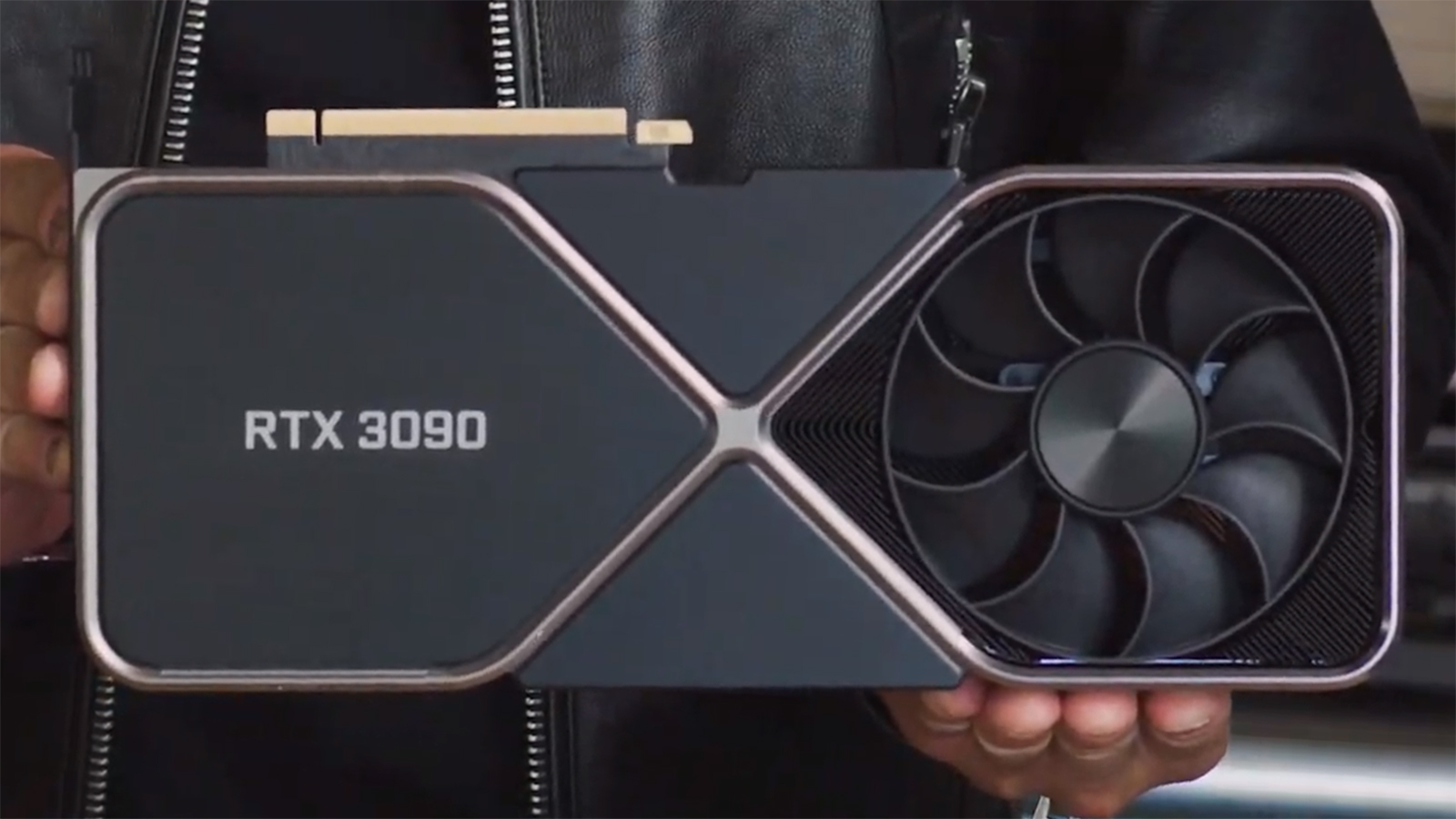Nvidia RTX 3090 holdt i en hånd tæt på kamera