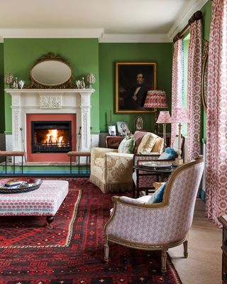 A living room with pattern in the wallpaper: how to mix patterns