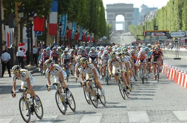 The peloton turns off the Champs-&Eacute;lys&eacute;es