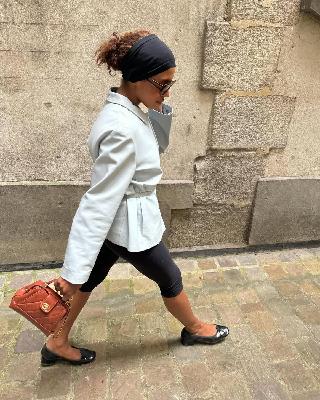 woman wearing black capri pants outfits 2025