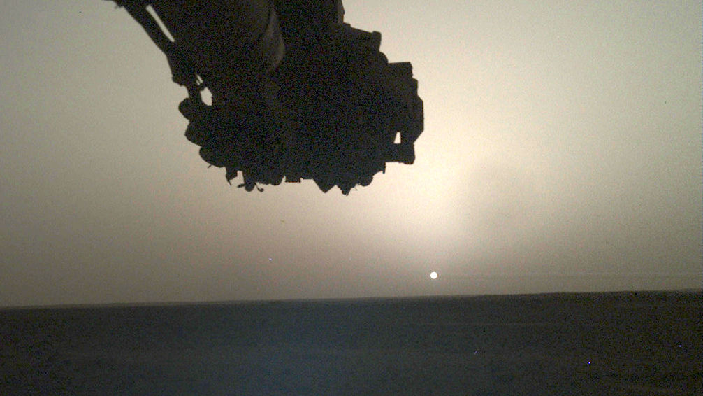 Der Insight-Lander der NASA hat dieses Bild des Sonnenaufgangs auf dem Mars am 10. April 2022 aufgenommen.