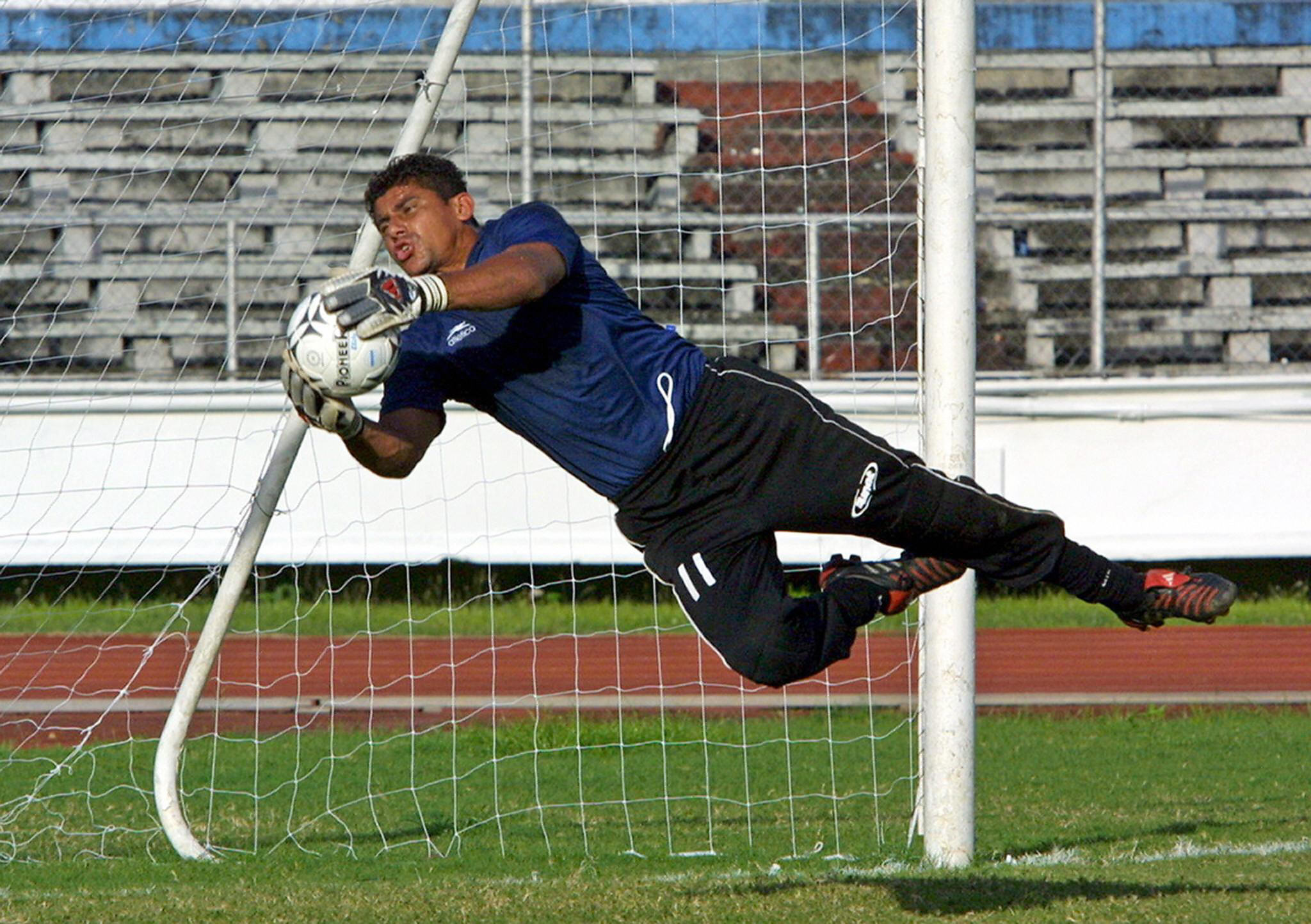 El Salvador goalkeeper Misael Alfaro during a training session in 2004.