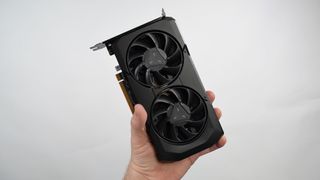 Een AMD Radeon RX 7600 in iemands hand