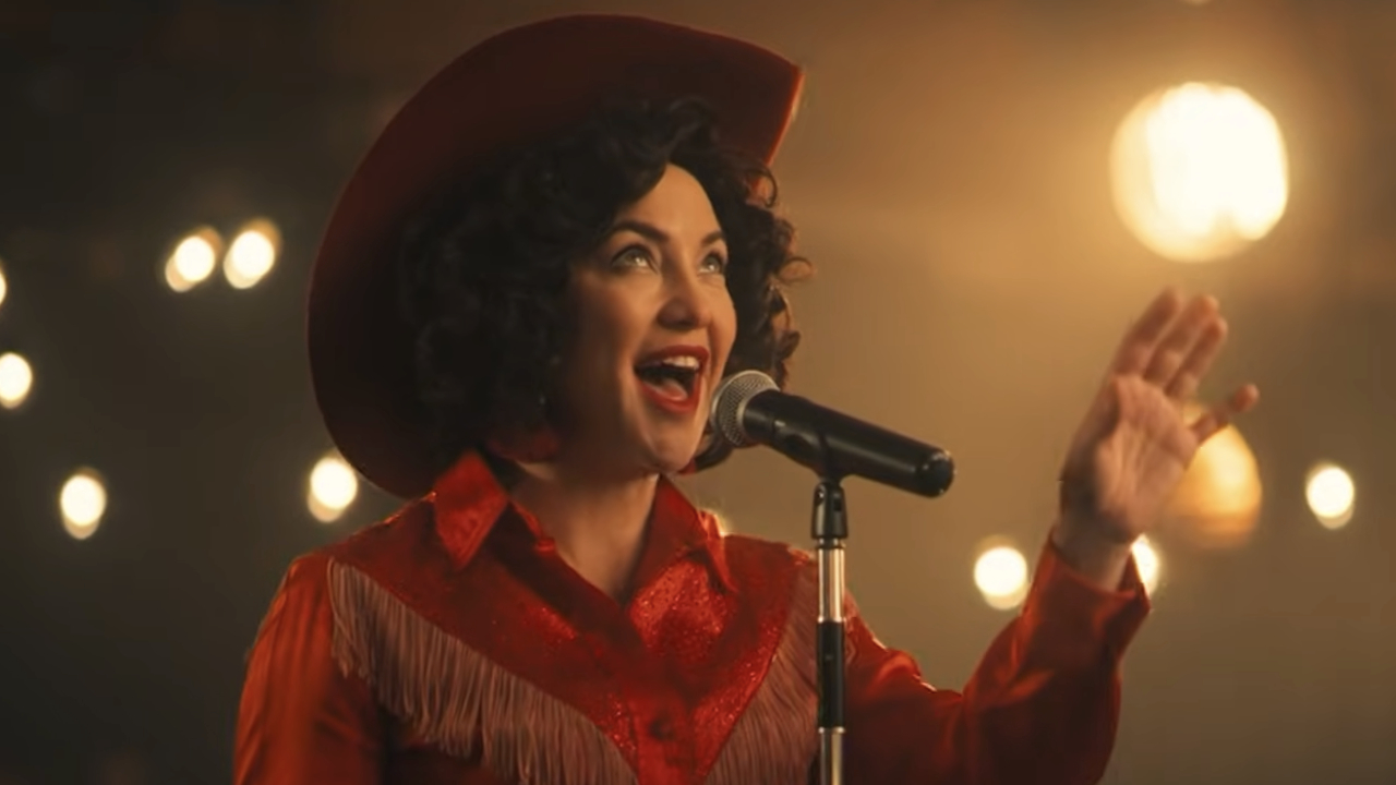 Claire Sardina (Kate Hudson) performs in Song Sung Blue.