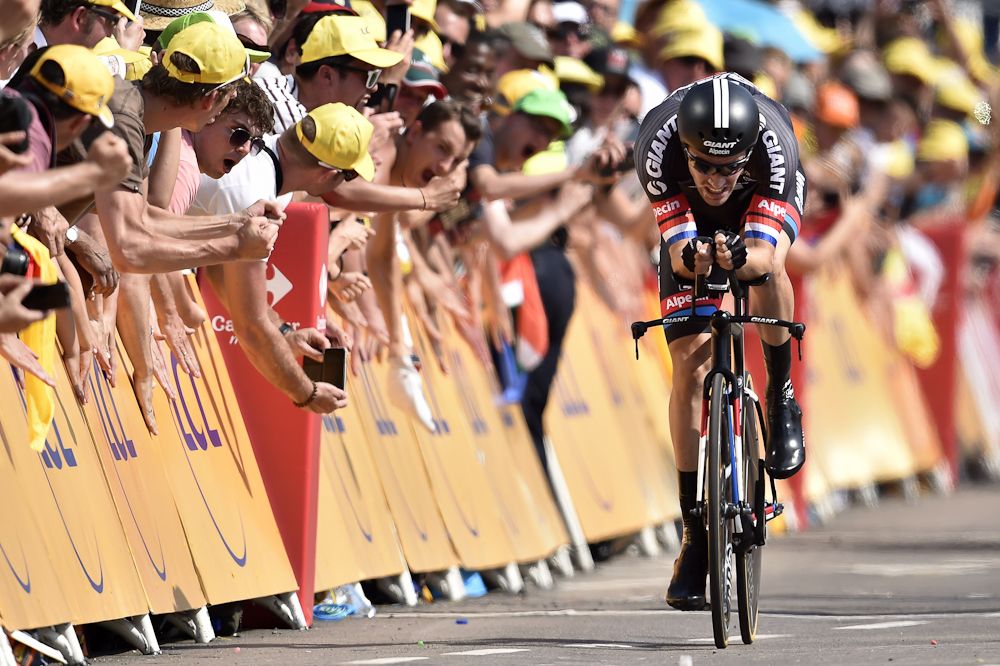 Tom Dumoulin nears the finish of stage 1.