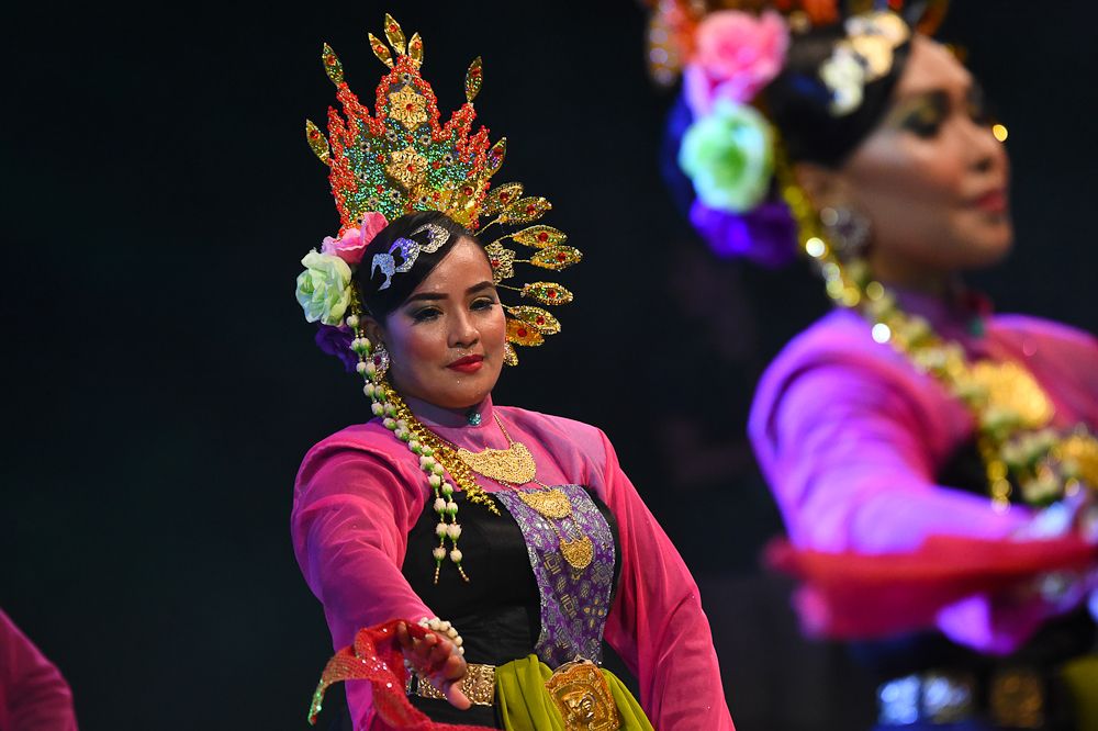 Dancers entertain the crowd at the Tour de Langkawi team presentation