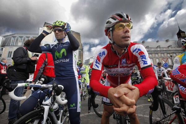 Looks like rain. Oscar Freire (Katusha) sizes up the weather alongside Alejandro Valverde (Movistar).