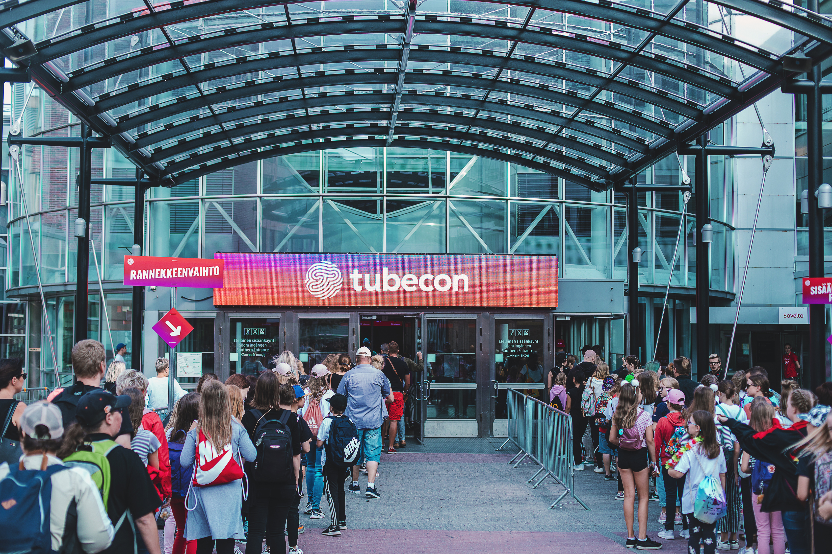 Tubecon-kävijät jonottavat sisäänpääsyä Tubeconiin.