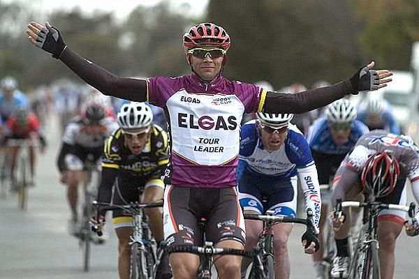 Jonathan Cantwell (Fly V Australia) takes out stage three of the tour into Barham.