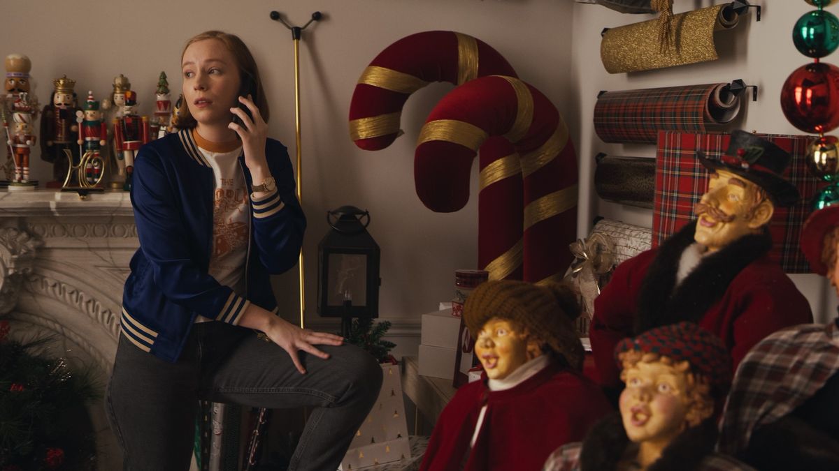 Hannah Einbinder in a Christmas store in Hacks