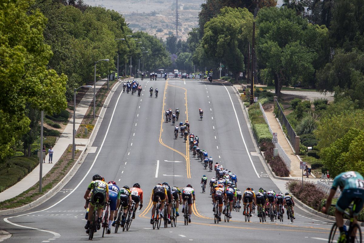 The peloton starts to split on the final lap