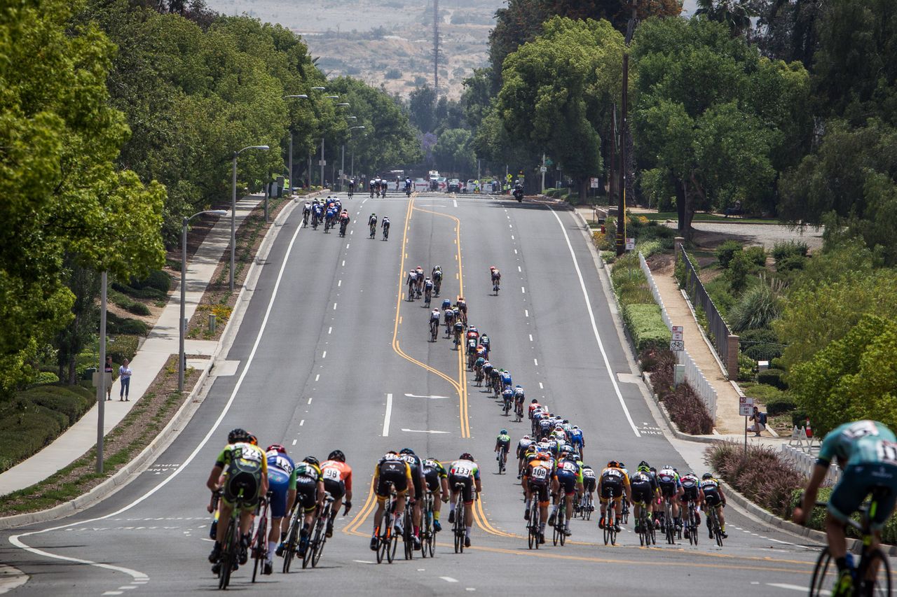 The peloton starts to split on the final lap