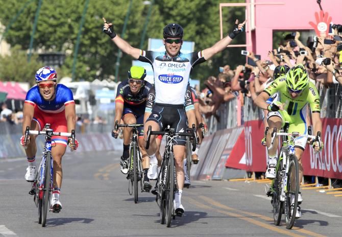 Mark Cavendish wins the opening stage